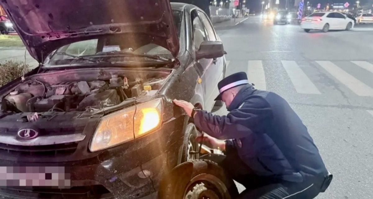 В Южном Городе полицейские помогли женщине заменить спущенное колесо