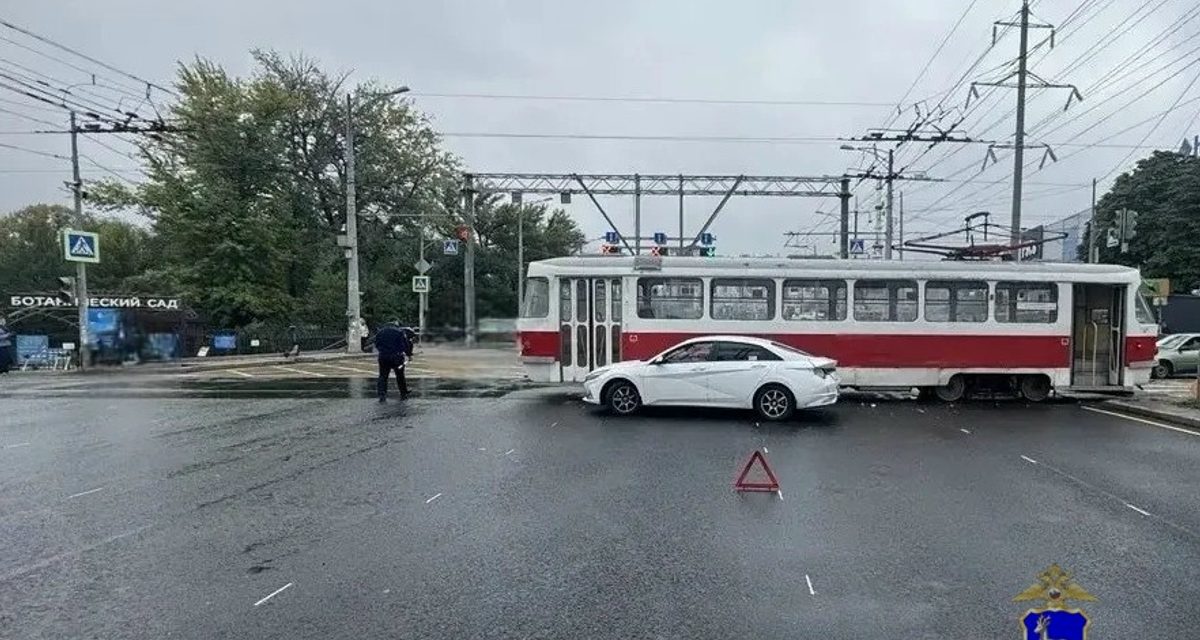 В Самаре водитель Hyundai Elantra не уступил дорогу трамваю, пострадала пассажирка
