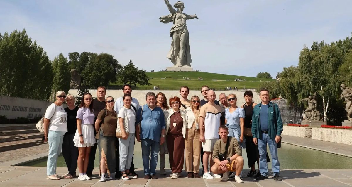 Актёры «Самарской площади» сыграли в Волгограде и теперь принимают коллег у себя
