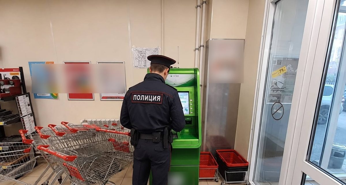 В Тольятти женщина ушла от банкомата, не дождавшись зачисления денег, а наличные забрал учащийся колледжа