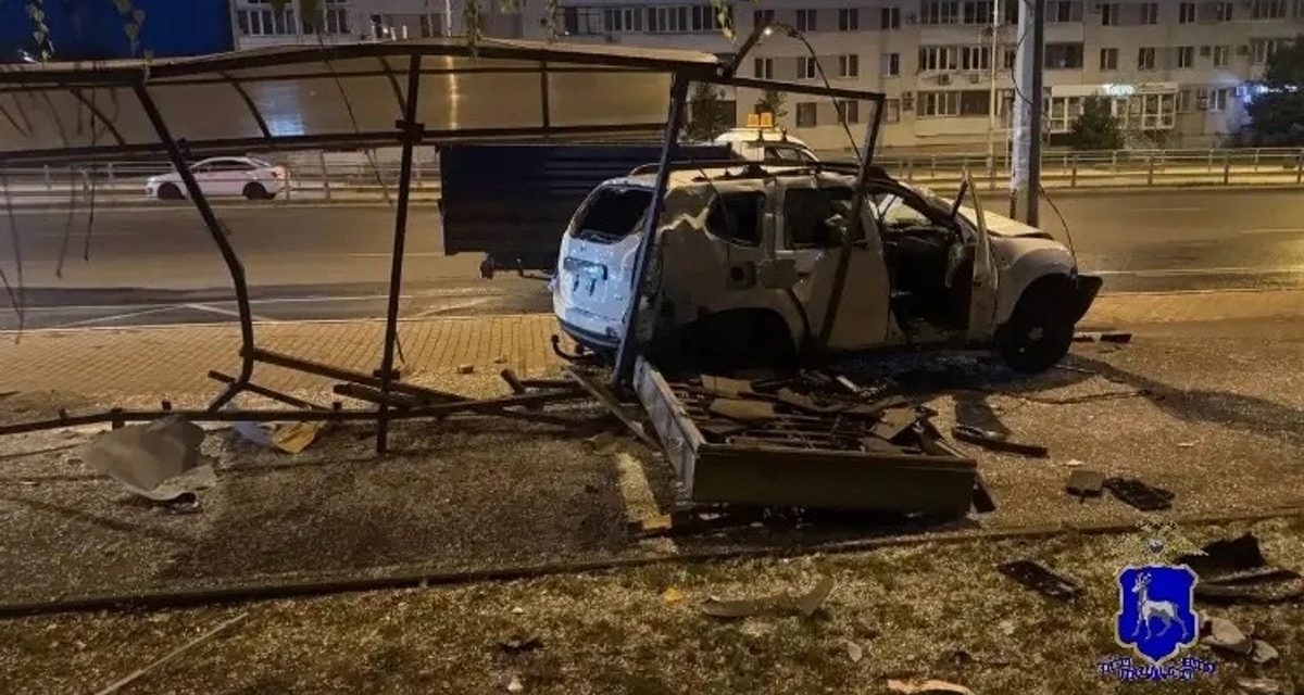 Водитель Renault Duster врезался в остановку «Метро Алабинская» и отказался от медосвидетельствования