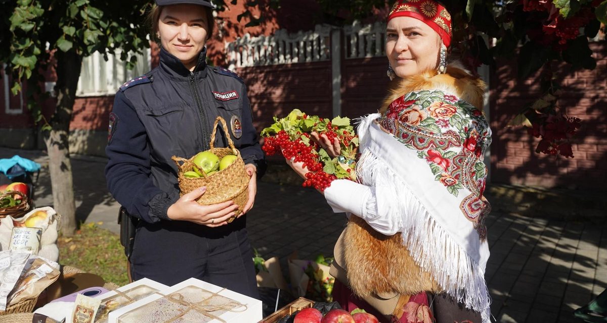 В старинном Ельце устроили праздник XIX века с антоновскими яблоками и Буниным-актёром